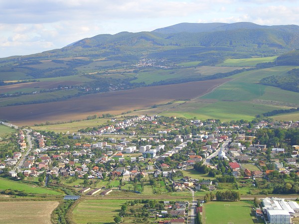 Nádherný výhľad z hradu na obec Kapušany