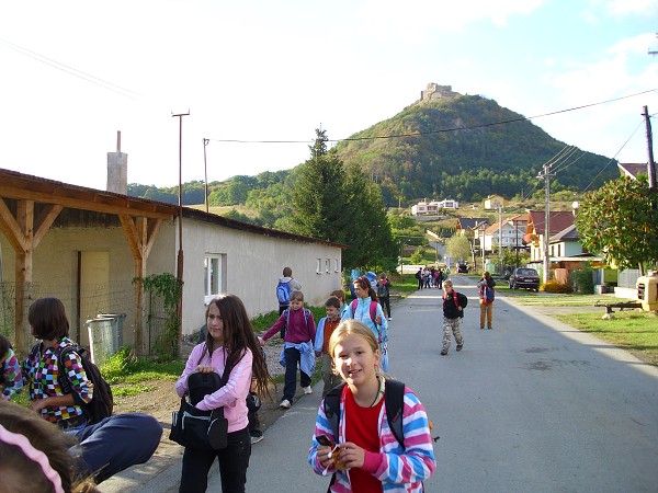 Pohľad z obce na Kapušanský hradný vrch