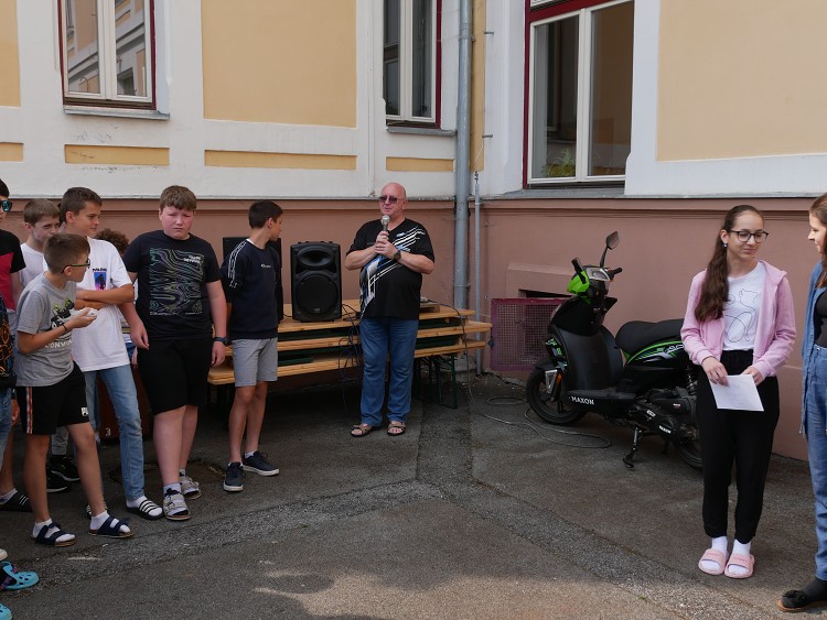 Organizátor  losovania žolíkov - pán učiteľ ThDr. Ing. František Gerčak PhD.